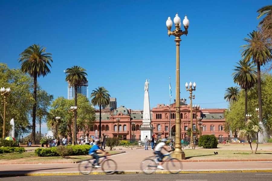 5hs Small Group City Tour of Buenos Aires with Street Food - Teatro Colón, Retiro, and grand city design
