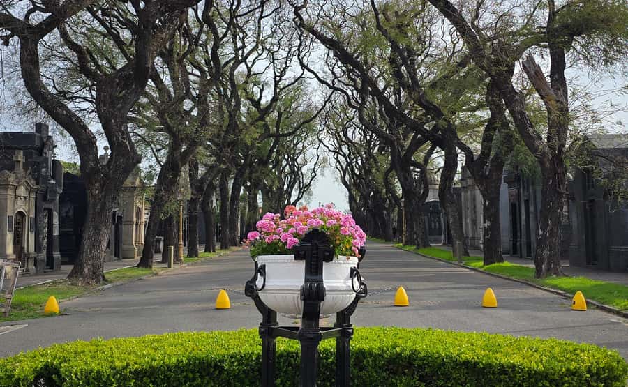 Buenos Aires: Chacarita, The Largest Cemetery In Argentina - Panteón VI and the larger memorials