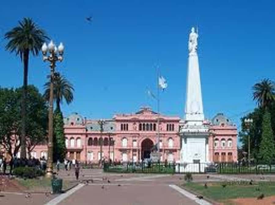 Buenos Aires City Tour with Luxury Lunch - Plaza de Mayo and the city center