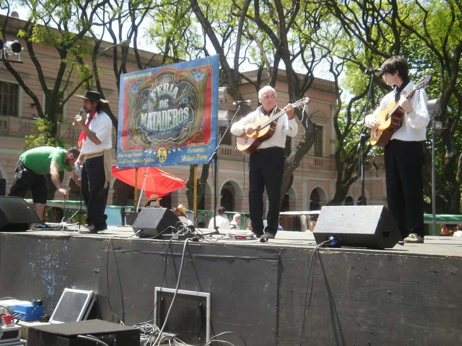 Buenos Aires Fairs: San Telmo & Mataderos Cultural Tour - Five hours keeps the outing manageable