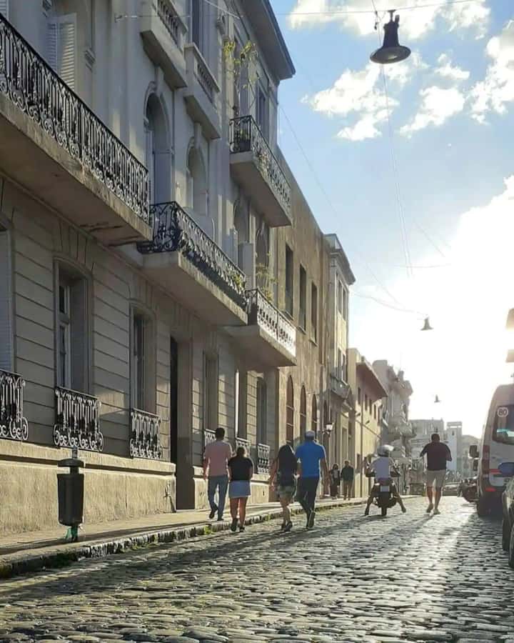 Buenos Aires for curious people - San Telmo Church, Plaza Dorrego, and the market pause