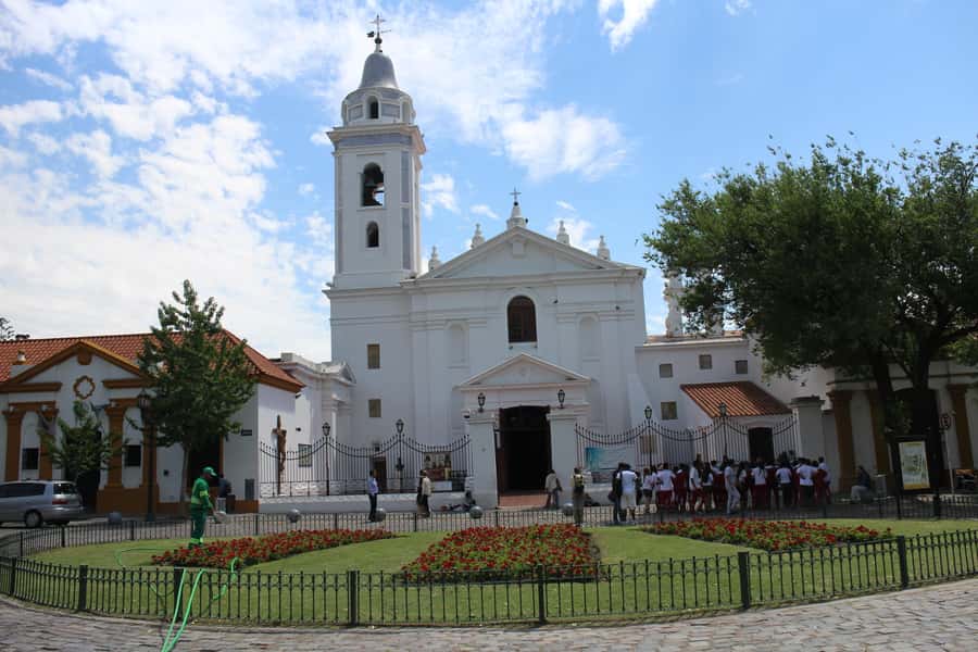 Buenos Aires: Recoleta Neighborhood Walking Tour - Starting near La Biela and the cemetery