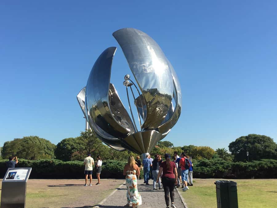 Buenos Aires:Small Group Tour AM & Sunset Open Bar Cruise PM - Floralis Genérica and Recoleta in the morning light