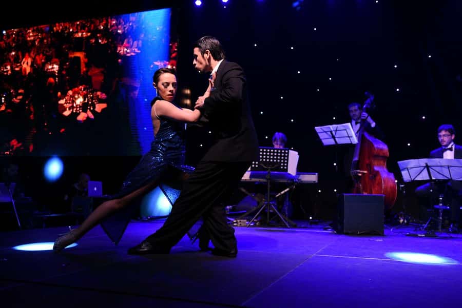 Buenos Aires: Tango Show at El Viejo Almacen - Crossing into the tango performance