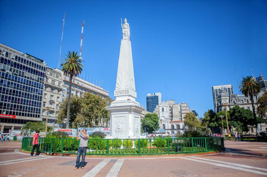Classic City Tour of Buenos Aires: Neighborhoods and Emblems - Plaza de Mayo: the most useful walking stop