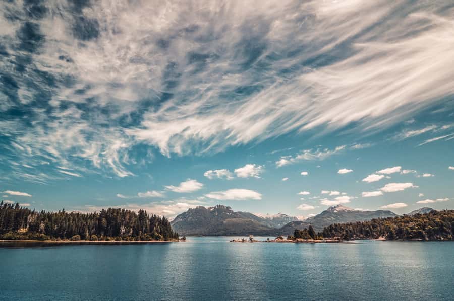 From Bariloche: San Martin de los Andes and 7 Lakes Circuit - Leaving Bariloche beside the Limay River