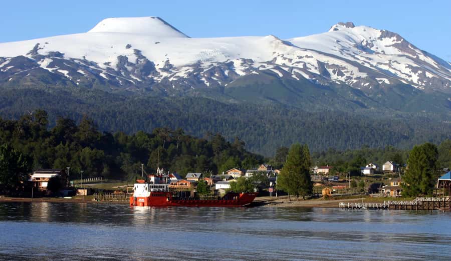 From Bariloche: San Martin de los Andes and 7 Lakes Circuit - Machonico’s dark blue water