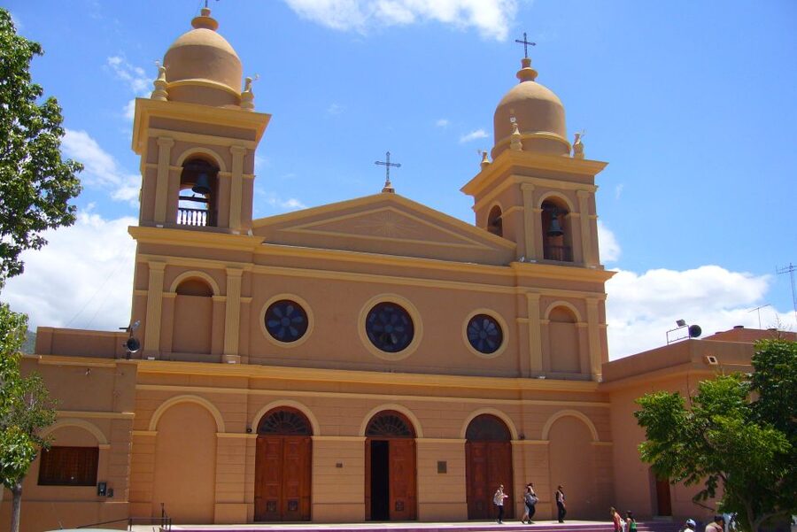 From Salta: Cafayate and Hornocal 2-Day Tour with Transfer - Humahuaca before the final climb to Hornocal