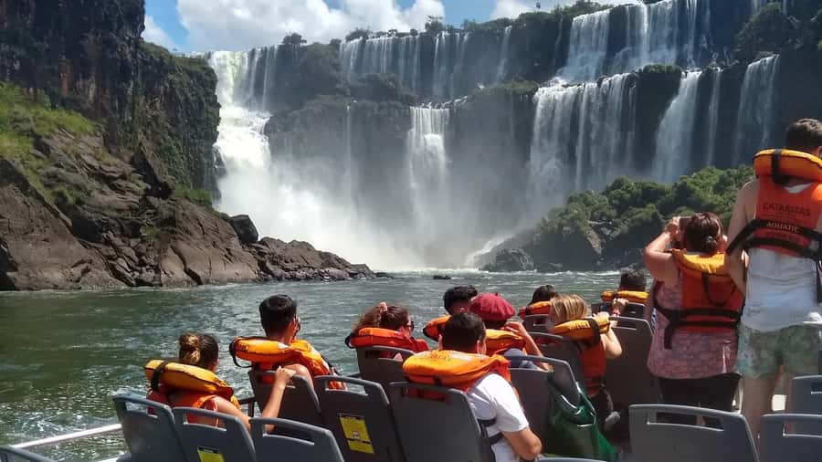 Iguazu Falls Argentinas Tour and Great Adventure Boat Tour - How the full eight-hour day works