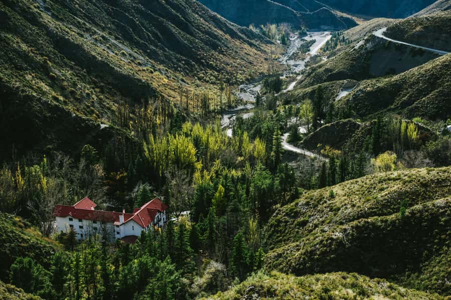 Mendoza: half day in the Andean foothills - Cacheuta: a bridge over the narrow Mendoza River