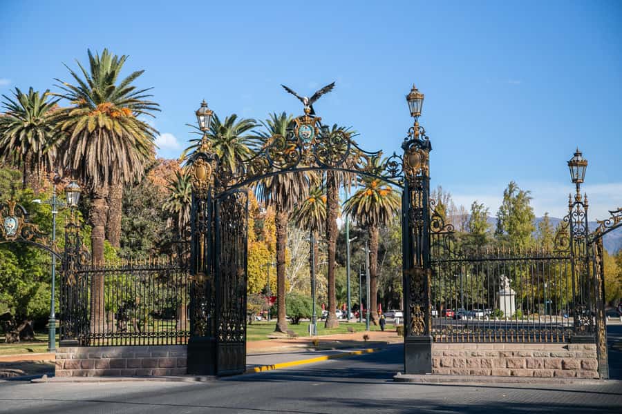 Mendoza: Half-Day Sightseeing Tour - Guides, language, and the human side of the tour