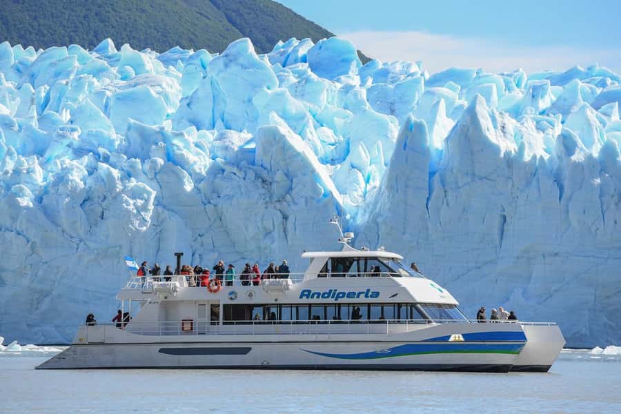 Nautical Safari: Navigate and feel the energy of the Perito Moreno Glacier. - The 400-meter stopping point