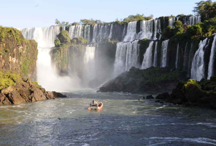 Puerto Iguazu: Argentine Falls & Great Adventure Boat - Guides, timing, and the group experience
