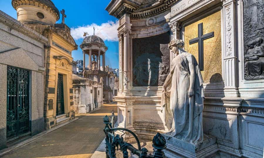 Recoleta & Cemetery for curious people - Torre Monumental and borrowed European symbols