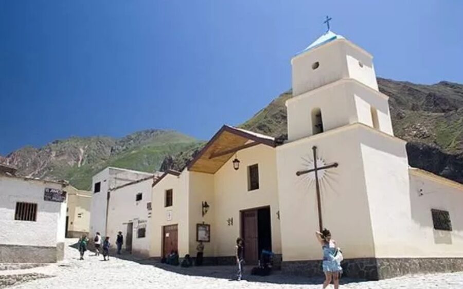 Salta or Jujuy: Iruya and Salinas Grandes 2-Day Tour - Lunch, craft stalls, and the Colorados trail