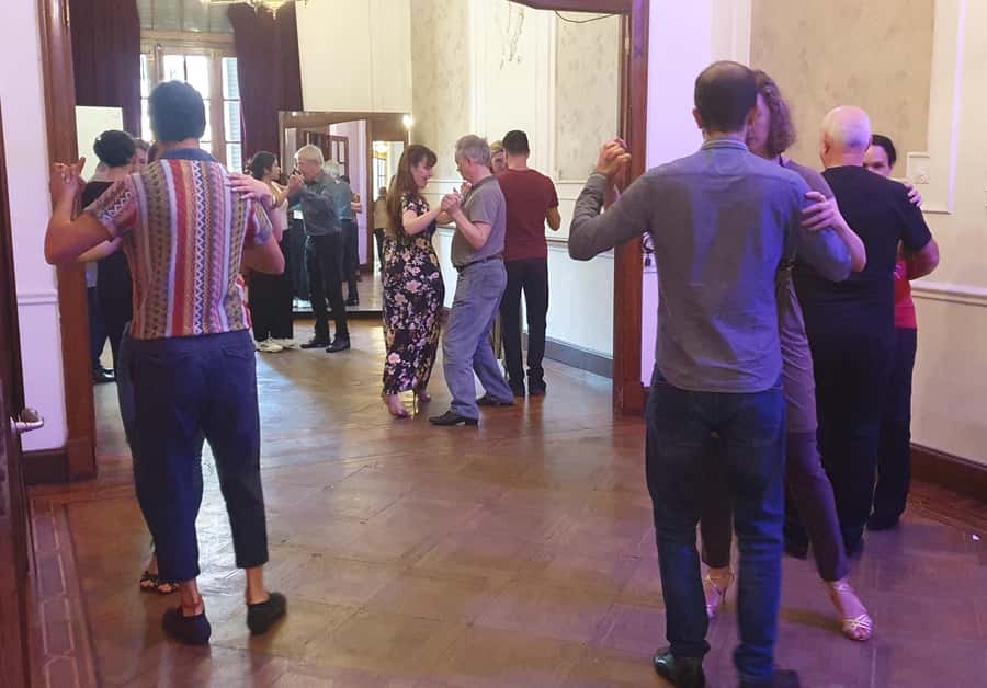 Tango Lesson in Buenos Aires with professional dancers - The live tango exhibition