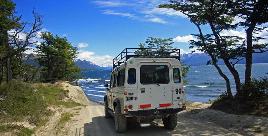 Ushuaia 4WD Off-Road Adventure: Hidden Lakes & Argentine BBQ - How the guide affects the day