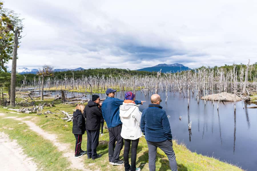 Ushuaia: Escondido & Fagnano Lakes Tour AM - Coffee and stories at the historic country house