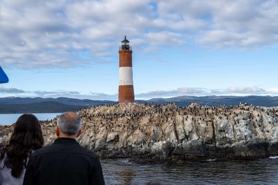 USHUAIA | Navigation: Sea Lions, Birds and Lighthouse - The return to Ushuaia and the mountain views